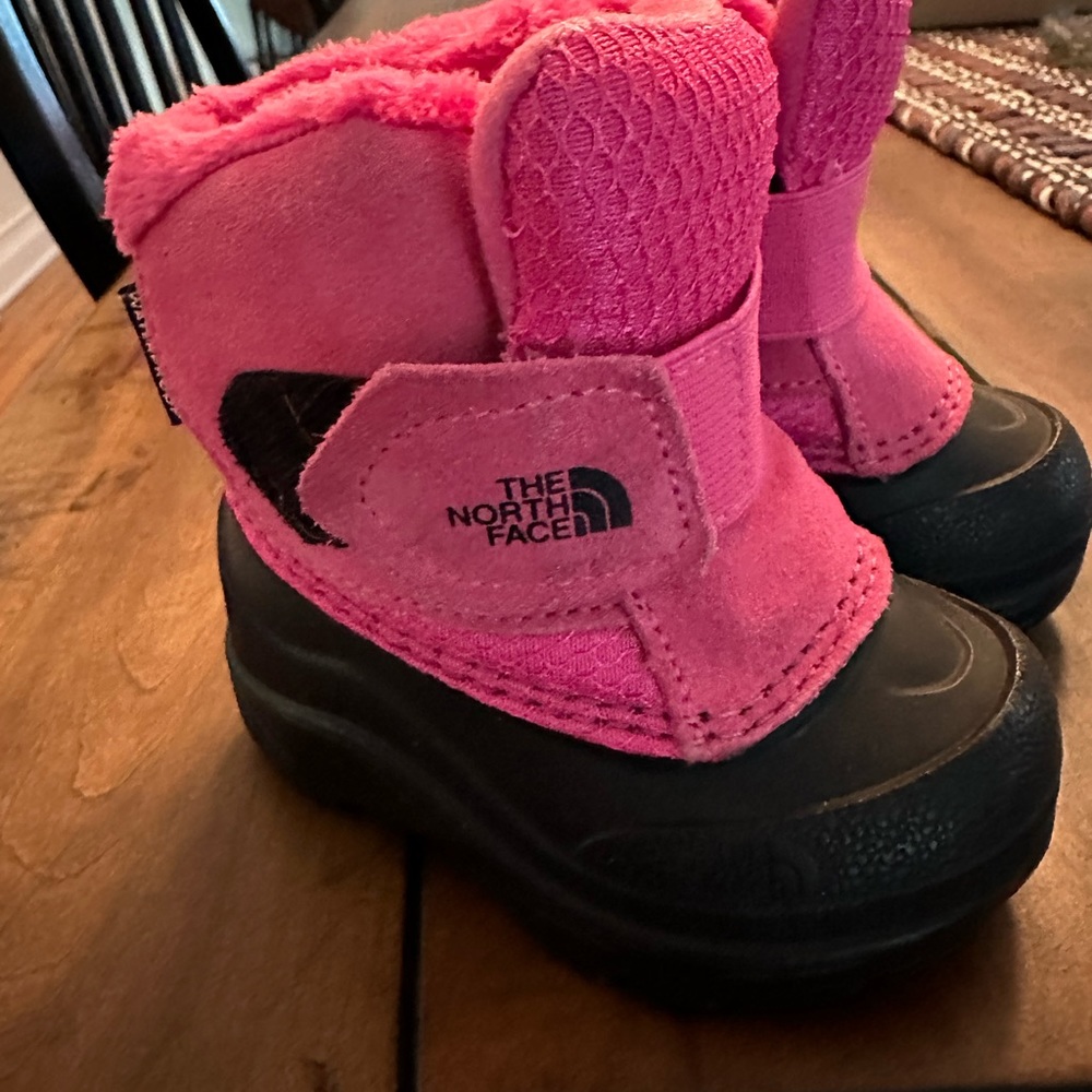 The North Face Apenglow Toddler snow boots size 4